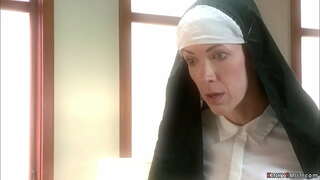 Nach zwei Jungen Sünder Evi Fox and Kiki Vidis Spielzeug Schwester Rosa und Schwester senden Priester James Deen zu bestrafen mit Schwanz auf einem Stock und großen Schwanz