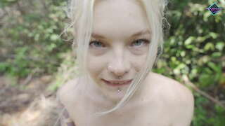 Horny teen sucks dick mawr yn y goedwig. Karneli Bandi