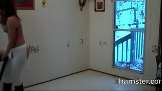 Exhibitionist మొత్తాన్ని తుడిచిపెట్టే నగ్నంగా కోసం స్వీపర్, ఎవరు skirted!