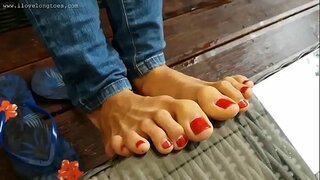 Sexy ਨੌਜਵਾਨ ਨਾਲ ਲੰਬੇ toes ਦਿਖਾ ਉਸ ਦੇ ਪੈਰ &#039; ਤੇ ਬੀਚ
