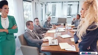 Busty milf businesswomen dul ceann a ceann le linn boardmeeting.An gnó eile a fháil amach chomh tapa agus is féidir leo.Ar deireadh an milfs tá an seomra ar a son féin agus tús a phógadh agus lick chéile