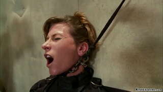 Strapped brunette MILF mtumwa Ariel X ni akalazwa juu ya chenye meza kisha minyororo anapata anal fucked na dildo juu ya fimbo katika mikono ya bwana Orlando